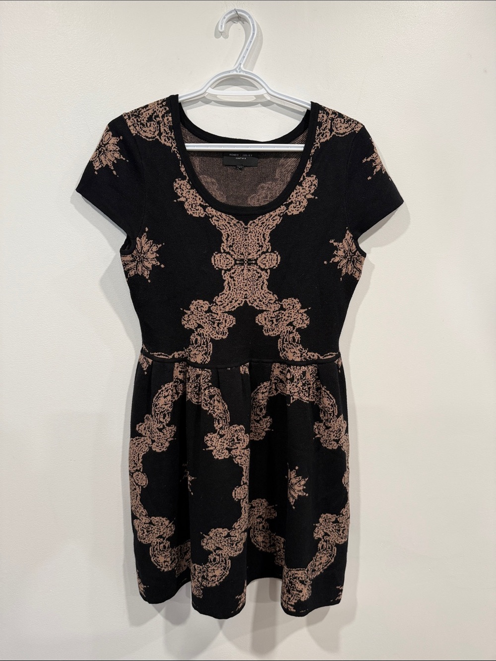 Romeo & Juliet Couture Black and Tan Fit-and-Flare Short Sleeve Dress